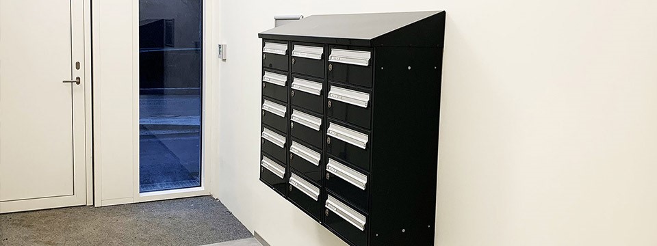 Postkasseanlæg på væg