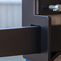 Låsebom til container